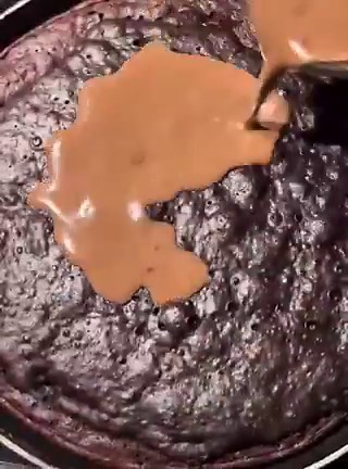 ¿De verdad alguien acaba de hacer un brownie en una sartén? 😳
