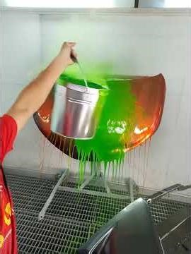 Use a paint bucket to splash paint on the hood and bumper. #bodyworkandpainting #automotive #carp...