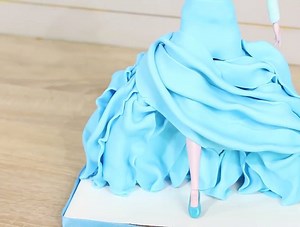 292K views · 6K reactions | ELSA FROZEN CAKE DESIGN! By: Roxane Le Meilleur Pâtissier M6 | MetDaan Cakes | Facebook