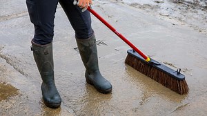 Herbie’s Quickie Super Bulldozer broom review | Horse & Hound