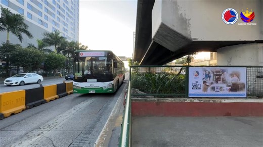 𝐏𝐀𝐍𝐎𝐎𝐑𝐈𝐍: 𝟏𝟕 𝐄𝐃𝐒𝐀 𝐁𝐔𝐒𝐖𝐀𝐘 𝐒𝐓𝐀𝐓𝐈𝐎𝐍𝐒, 𝐌𝐀𝐘 𝐋𝐈𝐁𝐑𝐄𝐍𝐆 𝐖𝐈-𝐅𝐈 𝐍𝐀! Sa panahon ngayon na maituturing ng basic necessity ang internet, malaking tulong sa mga komyuter ang libreng wi-fi sa 17 EDSA Busway stations na inilunsad ng Department of Transportation (DOTr) at Department of Information and Communications Technology - DICT kamakailan. Tugon ito sa utos ni Pangulong Ferdinand Marcos Jr. na gawing moderno at kumbinyente ang biyahe ng mga pasahero. Ayon kay Tran