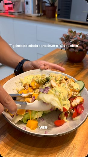 Welton Siliprandi | bora um tigelaço de salada gostosin no azeite? Ou melhor, no molho de iogurte kkkk Comenta aqui com um emojizinho de foguete “🚀” que eu... | Instagram