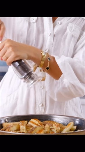 Sophie on Instagram: "The Most Crispy and Delicious Oven Backed fries 🍟 #essenrecipes #fyp #easyrecipes #essen"