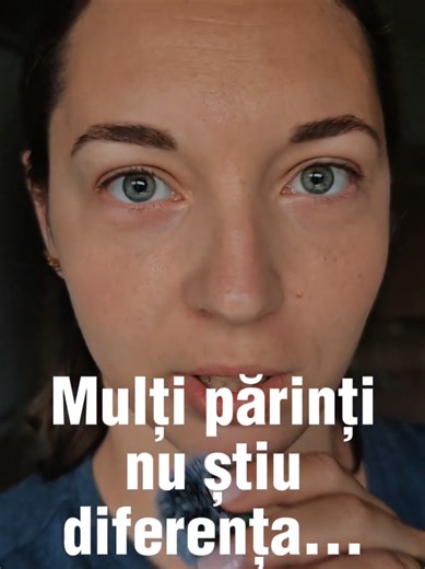 Poate nu știai asta, dar reflexul de gag NU e același lucru cu ÎNECUL! Reflexul de gag îi ZGOMOTOS - Îl auzi pe bebe că respiră, unii pot să tușească, se pot înroși, pot lăcrima, tind să se aplece spre înainte (dacă nu, îi ajutăm noi ușor),poți vedea mâncarea în gura lui bebe (da' nu bagi mâna după ea!) ÎNECUL îi SILENȚIOS - NU auzi respirație, bebe nu tușește și nu plânge, se învinețeste,are capul plecat pe spate ( corpul încearcă să ia aer), mâncarea blochează căile aeriene și nu o vezi - TOTU