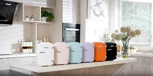 YASHE Mini Kühlschrank, 4 Liter Mini-Kühlschränke für Kosmetik, Getränke, 220V AC/ 12V DC Thermoelektrische Kühlung und Erwärmung, Kleiner Kühlschrank für Schlafzimmer, Büro, Wohnheim, Auto (Weiß)