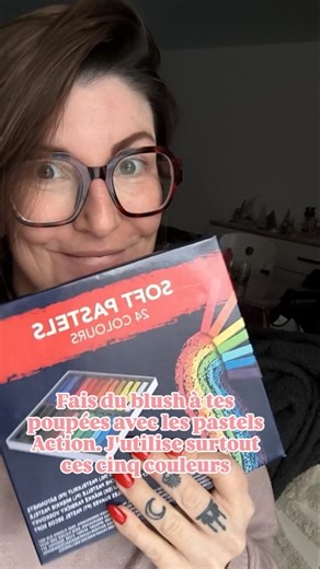 Audrey Graffin 🎀 Crocheteuse qui ne rentre pas dans 1 case on Instagram: "Réalise des joues bien roses à tes poupées seulement avec ces pastels Action et un pinceau 🤩 Selon la couleur du coton et le rendu que je veux obtenir sur la poupée au crochet, je jongle entre ces 5 couleurs. Si je ne suis pas sûre je démarre avec une couleur claire pour accentuer avec une plus foncée après 😉 *Et toi tu utilises quoi comme blush ? . #lecrochetdaudrey #poupeecrochet #dollcrochet #amigurumicrochetdolls #c