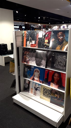 Plongez dans le son ! 🎵 🎧 Découvrez notre section musique, où CD et vinylesbcohabitent pour vous offrir une expérience d'écoute inoubliable. Des classiques intemporels auxnouveautés, trouvez le disque qui fera vibrer votre cœur ! | Fnac Abidjan
