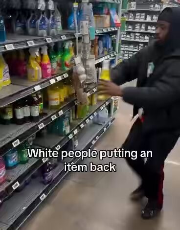 Prenez-moi pour un fou, mais je vais remettre à leur place les produits que d’autres ont reposés au mauvais endroit, en particulier quand ce sont des articles qui devraient normalement se trouver au rayon frais, même si je dois parcourir tout le magasin pour les remettre à leur juste place.Ça doit venir du fait qu’ayant déjà bossé en supermarché, je sais à quel point ce boulot est chiant et à quel point beaucoup de clients sont des connards dénués de respect.