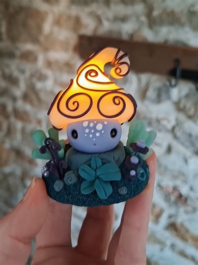 Des minis créations art fantasy en pâte fimo. Découvrez ces mignonnes créatures champignons, idéales pour les fans d’univers fantastiques 🍄🍄‍🟫🧚‍♀️ D'adorables sculptures en pâte polymère, des figurines magiques qui vivent dans la forêt enchantée 🌳✨️ Des décorations féeriques et des personnages tout droit sortis de mondes imaginaires. #fimo #fairyart #clayart #polymerclay #cuteart
