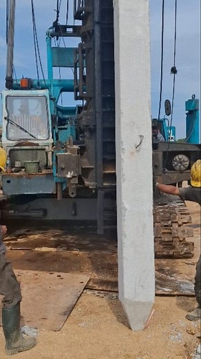 The process of driving a D30cm Bottom Box pile, using a DD25 Diesel hammer machine from start to finish... #januisdarwanto #piledriver #viral | Janu Isdarwanto