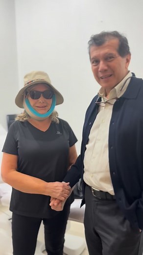 ¡ PILLADA IN FRAGANTI ! Siempre me preguntan ¿ cuán hinchada quedaré ? ¿ moretones ? ¿ dolor ? ante toda cirugía de rejuvenecimiento facial o corporal . Es lógico ante algo tan excepcional como éstas cirugías de varias horas de duración pero que con la destreza de mi equipo logramos algo que a veces me preocupa : que se encuentren tan bien que casi no tengan molestias frente al enorme tratamiento. Así , tengo que cuidarlas para que los primeros días no hagan más de lo prudente como es nada menos