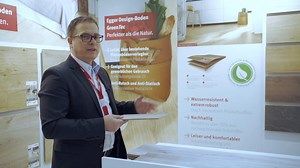 🌳 Neuheiten aus dem Bereich der holzbasierten Bodenbeläge hat der Hersteller EGGER Group auf der Schlau Hausmesse 2020 präsentiert. Ein Highlight: der neue Comfort-Boden. Er ist besonders geräuscharm, wärmespeichernd und schafft dadurch ein gemütliches Ambiente in den vier Wänden Ihrer Kunden. 🏠 Dank dieser Korkboden-Eigenschaften handelt es sich um den idealen Bodenbelag für Schlaf- und Kinderzimmer sowie für den Wohn- und Essbereich. 👍 🔎 Hier mehr Bodenbeläge bei Schlau entdecken: https://