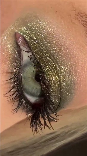 Olive green smoky eyes for hooded eyes 🫒 @elena.rachitskaya