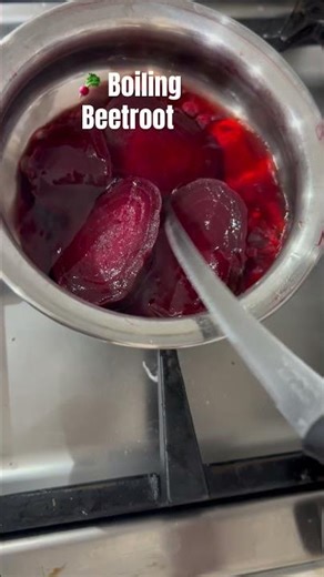 🫜 Boiling beetroot #healthy #beetrootbenefits #lets boiling & check its ✅ #dubai #cooking