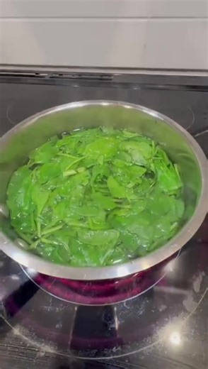 🌿 Palak Paneer Recipe | Healthy & Tasty Indian Curry Palak Paneer is a classic Indian dish made with fresh spinach, soft paneer, and aromatic spices. This healthy, creamy, and flavorful recipe is perfect for lunch or dinner and goes well with roti, naan, or rice. 📝 Ingredients: 100 gm paneer 200 gm palak (spinach) 1 medium onion 1 medium tomato 2 cloves garlic ½ inch ginger ¼ tbsp cumin powder ¼ tbsp coriander powder ¼ tbsp red chilli powder ½ tbsp salt (or to taste) ¼ tbsp garam masala 🍳 Met