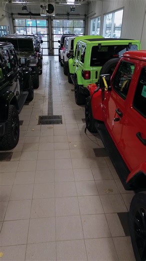 🚙 Découvrez notre vaste sélection de Jeep Wrangler d’occasion! 🚙 Nous avons plus de 20 modèles disponibles dès maintenant — inutile de chercher plus loin pour trouver votre prochain véhicule tout-terrain. ❄️ L’hiver est arrivé, et il n’y a pas de meilleur moment pour vous équiper d’un Jeep Wrangler : performance, robustesse et plaisir de conduite garantis, quelles que soient les conditions. Passez nous voir dès aujourd’hui pour découvrir nos offres ou contactez notre équipe pour plus d’informa