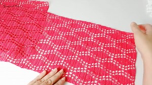 Las chalinas son todo un clásico de la moda, es uno de esos accesorios que se complementa muy bien con nuestras prendas de vestir y nos otorga ese estilo único y particular Entonces, nada mejor que una chalina personalizada y hecha a mano, tu eliges el colorque mejor te sienta y la hebra que más te guste para tejer 👌 Torial paso a paso, y si prefieres el patr{on escrito con diagrama, también está disponible 👇 https://www.handworkdiy.com/producto/patron-chalina-diamante/ | HandworkDiy