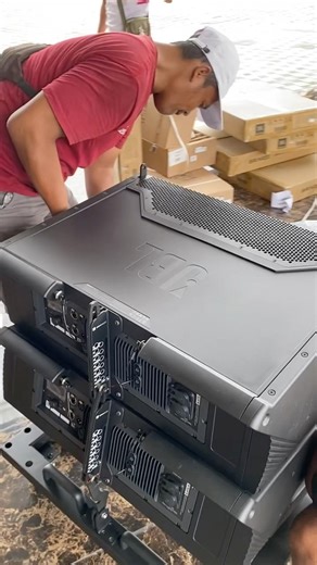 Loading line array JBL SRX 910 LA aeromax