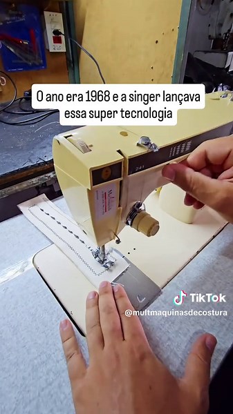 uma lenda entre as costureiras raízes e entre os mecânicos, a Singer lançou o modelo 247 em 1968, que possuía a função de ziguezague. É interessante como tem gente que esquece que foi a partir dessas criações que temos toda essa tecnologia de hoje, graças a pessoas que se dedicaram lá atrás para fazer isso acontecer. Você tem algum parente ou conhece alguma costureira que tem essa máquina em casa? Avós, mães, tias, amigas... Pagaram faculdade para filhos, levantaram casas, criaram filhos e até f