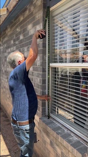 Profesional window installer shows us how to measure windows! 🏡 #construction #homedecor #windows
