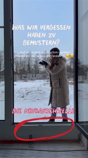 @kuestenvillaantik on Instagram: "Ja, ihr lest richtig. Vor dem Einzug schon was bereut. Ist leider die Wahrheit.. &was wir wohl (gerade im Sommer) täglich spüren dürfen- die Neubauschwelle. Was ist eine Neubauschwelle: „Eine Neubauschwelle sorgt als Türübergang im Neubau für saubere Anschlüsse, gute Dämmung und eine barrierearme Lösung 🚪✨“ sprich: ebenerdig rein und raus. In unserem aktuellen Haus ist das der Fall und wir dachten so sei es „normal“. Spoiler: ist es nicht. Haben wir jetzt auch 