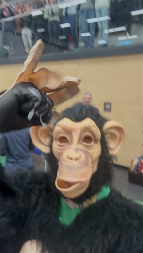 Maskottchen und Spaß beim Volleyball mit Fortnite-Tanz