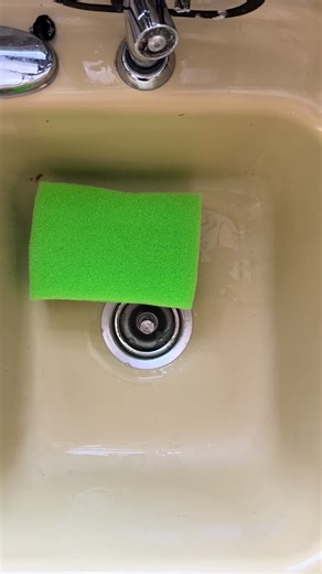 Just some quick, simple squeezes with a full bottle of lemon Spic and Span. Never used it before and it created some beautiful suds with my two fav sponges. Smell was solid. Overall 7/10. Enjoy!#cleantok #spongesqueezing #spongesqueezingasmr #sudsy