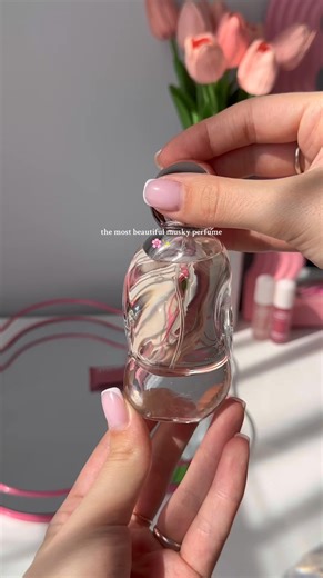 Ilmurinn sem fær fólk til að spyrja hvað þú sért með á þér. 🔥 Cosmic Kylie Jenner EDP er ilmurinn sem lætur fólk muna eftir þér. Hann er mjúkur, sexý og algjörlega ómótstæðilegur. Blómanótur af jasmín og blóðappelsínu mætast við vanillu, musk og sedrusvið og útkoman er ávanabindandi. Dagur eða kvöld, hann smellpassar. 🔥 Skoða hér: https://beautybox.is/voruflokkur/vorumerki/kylie-cosmetics/kylie-cosmic/ | Beautybox.is