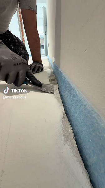 Perfekte Kanten beim Estrich? So wird’s gemacht! 😎 Zwischen Wand und Estrich einen Randstreifen setzen und die Kante mit Spachtelmasse glattziehen – für einen sauberen Untergrund! Dein nächstes DIY-Projekt? 💪 #epoxy #diy #resin #epoxyfloor #sanierung