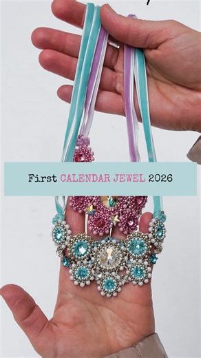 ✨ Our first jewel from the Beader’s Calendar 2026 is here! 🧵TUTORIAL: https://beadingschool.com/product-category/the-beaders-calendar-2024/the-beaders-calendar-2026/calendar-jewel-bundles-2026/ BEAD BUNDLES: https://beadingschool.com/product-category/the-beaders-calendar-2024/the-beaders-calendar-2026/calendar-jewel-bundles-2026/ 👑 A regal composition of rivolis in varied sizes, connected and embellished with star cabochons, bicone beads, and round pearls. This necklace brings celestial elegan
