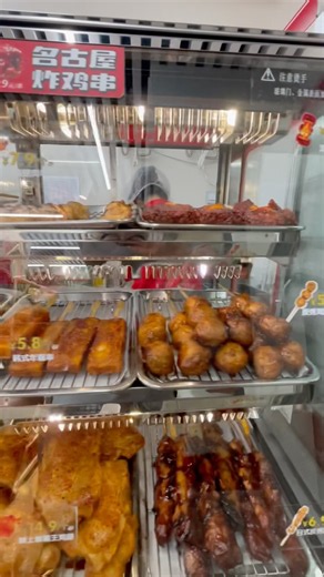 I can't believe there's a BBQ stall at the Zhengzhou Airport 7-Eleven, it's so tempting! 🤤🤤🤤