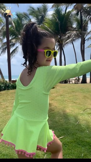 Adoleta Biquinis | Moda Praia Infantil on Instagram: "Coleção COLORS 🎨 Maiô neon, super estiloso com essa aplicação na barra ✨look perfeito para arrasar nos dias quentes de verão. ☀️💦 Proteção uv50 + manga longa = liberdade para diversão 🫧✨ #modapraia #modainfantil #neonvibes #lookpraia #verao2023 #tendencia #maioinfantil #minidiva"