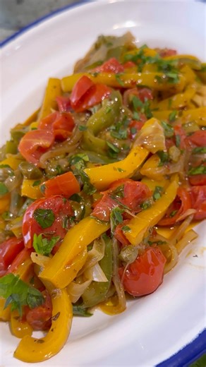 Peperoni in padella super gustosi Ingredienti:380 g peperoni 1 cipolla 1 picchio aglio100 g pomodoriniSale, pepe, peperoncino 2 acciughe sott’olio2 cucchiai capperiorigano secco, prezzemolo o basilico tritato #peperoni #peperoniinpadella #ricettegenuine #buonappetito #rossellainpadella | Rossella in padella, il blog di Rossella Cosentino