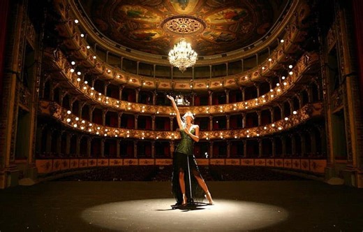 15 Best Opera Singers of All Time - Singersroom.com