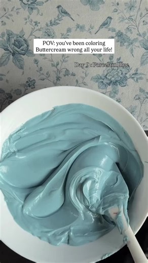 Dreaming of that porcelain, toile-inspired blue... muted, elegant, and timeless? Let’s make it happen ✨Color your buttercream with gel or oil-based food coloring. I used Royal Blue Violet a touch of Black Start light...you can always add more later. The violet balances the blue’s intensity, while the black mutes it for that calm, porcelain tone. ✨Warm the buttercream in the microwave in 5-second bursts, mixing well between each. (Don’t skip this step!) ✨Once melted, blend it in a blender, choppe