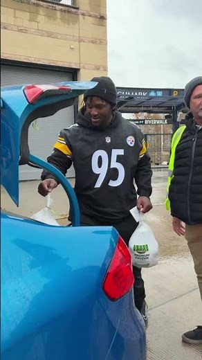 We partnered with the ‪@Pirates‬ & ‪@penguins‬ to provide local families with Thanksgiving meals 🦃