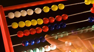 Abakus – Jeden z nejdůležitějších nástrojů všech dob a předek dnešních počítačů | Jedna, dvě, tři | Stream