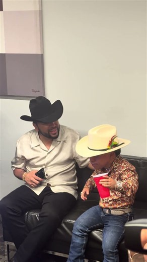 This is how we spend time in the dressing rooms 🙌🏼🫶🏻#elabelito #music #event #arenamexico #elaine...