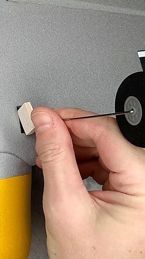 Cómo hacer el tren de aterrizaje para un avión RC