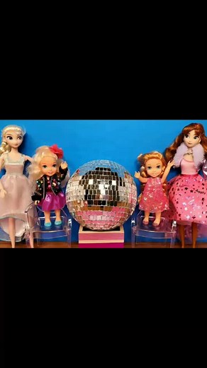 2021 New year's party 2020 ! Elsa and Anna toddlers celebrate - Barbie - dance - sing