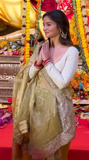 Alia Bhatt learn how to wear saree from Rani Mukerji, Kajol | Friday Evening