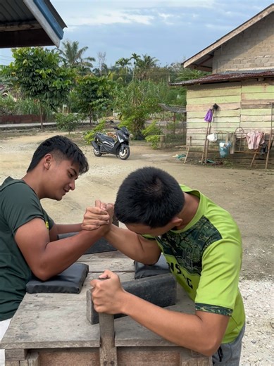 Arm Wrestling Showdown: Devon Larratt and Ermes Gasparini