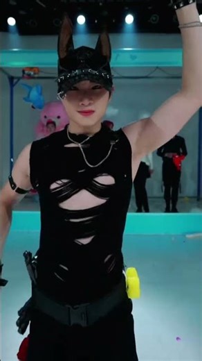 When a cat-like cool man reveals his fangs, it's a dangerous yet alluring dance trap!