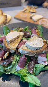 🎥 Une Salade Périgourdine aux saveurs authentiques ! 🦆✨ 🤩 Découvrez notre recette gourmande et facile, parfaite pour les amoureux de la gastronomie : 🥗 Une base de salade fraîche, 🍽️ Des gésiers confits Valette fondants, 🥓 Des tranches de magret séché fumé Valette, 🍞 Une tranche de pain toastée avec du bloc de foie gras, 🌰 Des noix croquantes, 🌰 Et un filet d’huile de noix pour l’assaisonnement. 📌 Un classique du Sud-Ouest à savourer et partager sans modération ! 💡 Astuce : accompagne
