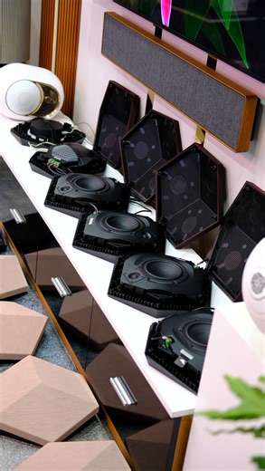 Bang & Olufsen Beosound Shape – 10 Tiles Hệ thống loa treo tường độc đáo, nơi âm nhạc hòa quyện cùng nghệ thuật nội thất — Sở hữu ngay chỉ với 149.000.000đ — Hàng lướt Bảo hành 6 tháng Không giống những chiếc loa truyền thống, Bang & Olufsen Beosound Shape của Bang & Olufsen được thiết kế theo dạng module lục giác (Tiles) ghép lại như một bức tranh treo tường. Với cấu hình 10 Tiles, hệ thống vừa mang lại hiệu ứng thẩm mỹ cực kỳ ấn tượng, vừa tạo nên không gian âm thanh sống động và tinh tế. ✨ Đi