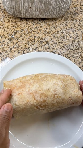 The best chicken burrito you’ll ever eat trust me 😋#chicken #burrito #parati #foodie