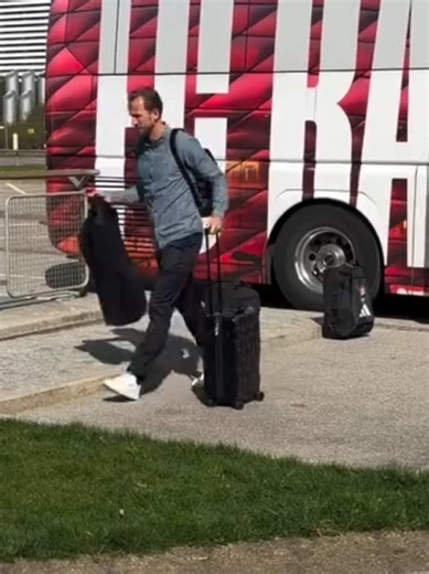 Harry Kane in the airport to fly with Bayern squad for the game against Real Madrid #kane #harrykane #fcbayern #bayern #realmadrid