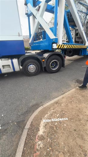 The funfair arrives at Linithgow ! Fun Time Carnivals Extreme ride | Ride Madness