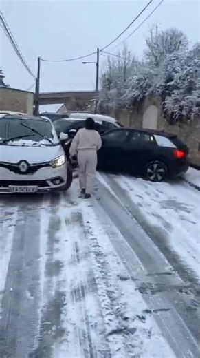 Impressionnant carambolage à cause de la neige à Andrésy Dans la matinée du mardi 6 janvier 2026, à Andrésy (Yvelines), plusieurs véhicules se sont encastrés après avoir dérapé sur la neige dans une rue en pente. Notre article : https://actu.fr/ile-de-france/andresy_78015/video-impressionnant-carambolage-a-cause-de-la-neige-a-andresy_63662320.html | La Gazette du Val-d'Oise
