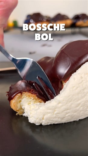 Bossche Bol zelf maken? 😍 Dit recept is van een meesterpatissier uit s'Hertogenbosch: sterkindekeuken.nl/bossche-bollen/ | Sterkindekeuken.nl